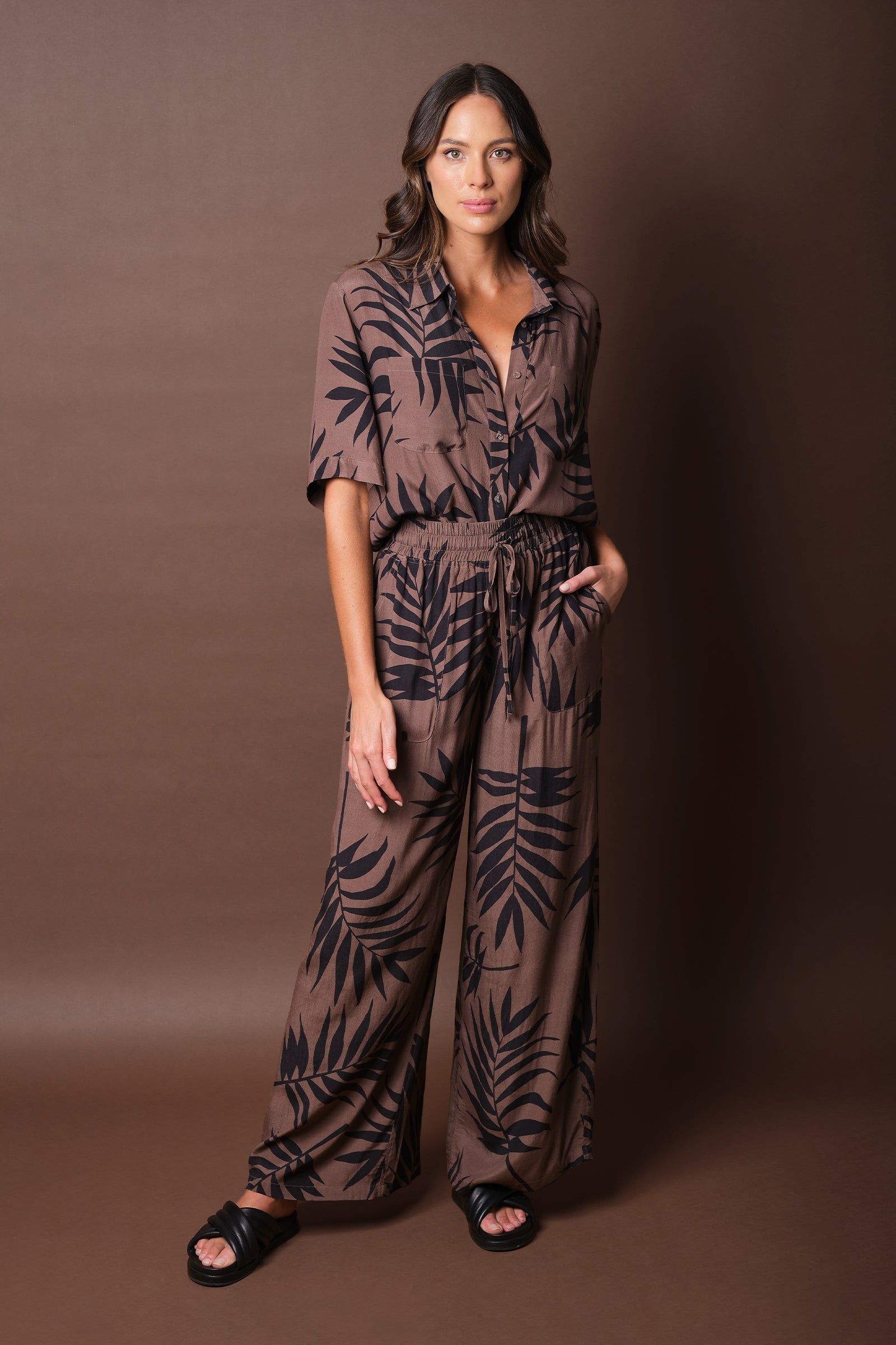 Short Sleeve Button-Up Shirt PALM SILHOUETTE CHOCOLATE