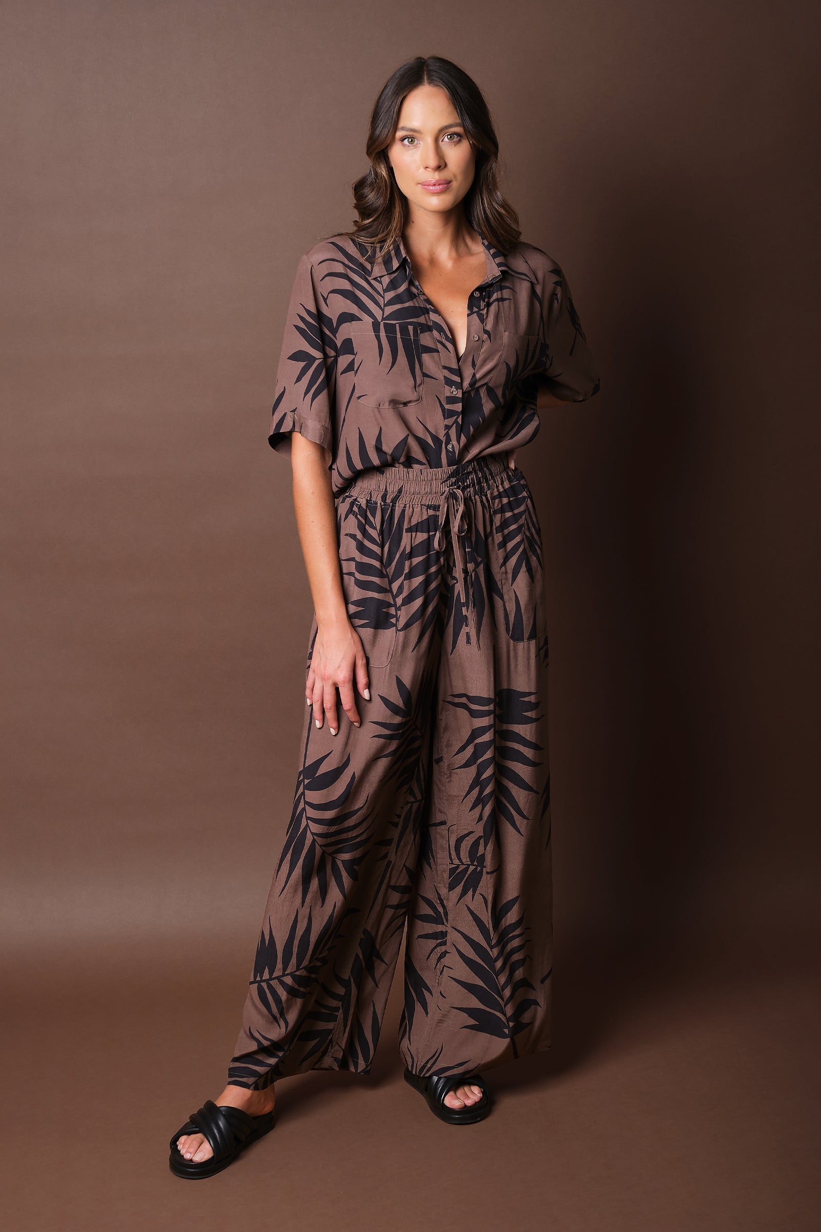 Short Sleeve Button-Up Shirt PALM SILHOUETTE CHOCOLATE